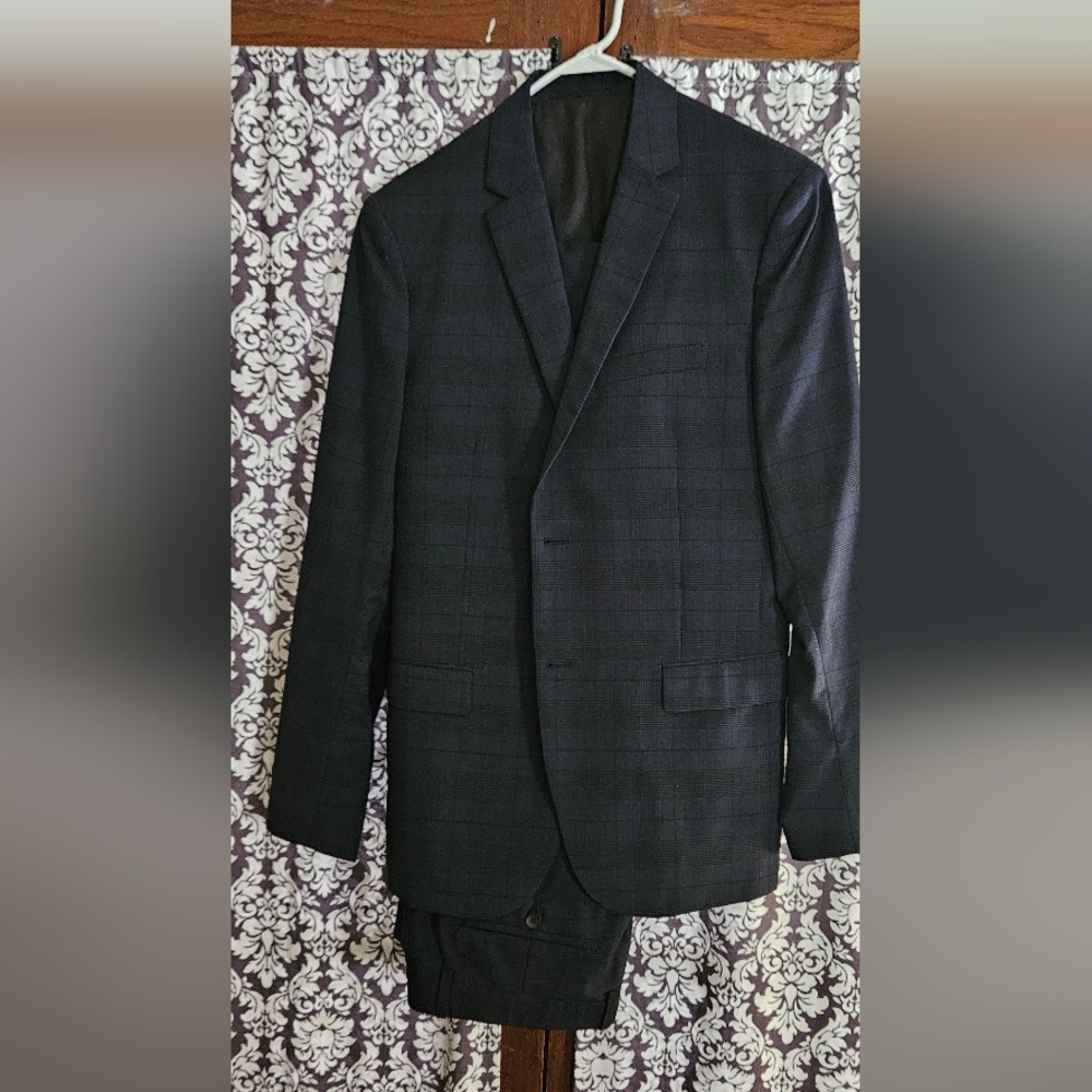 Theory 40R navy and black suit